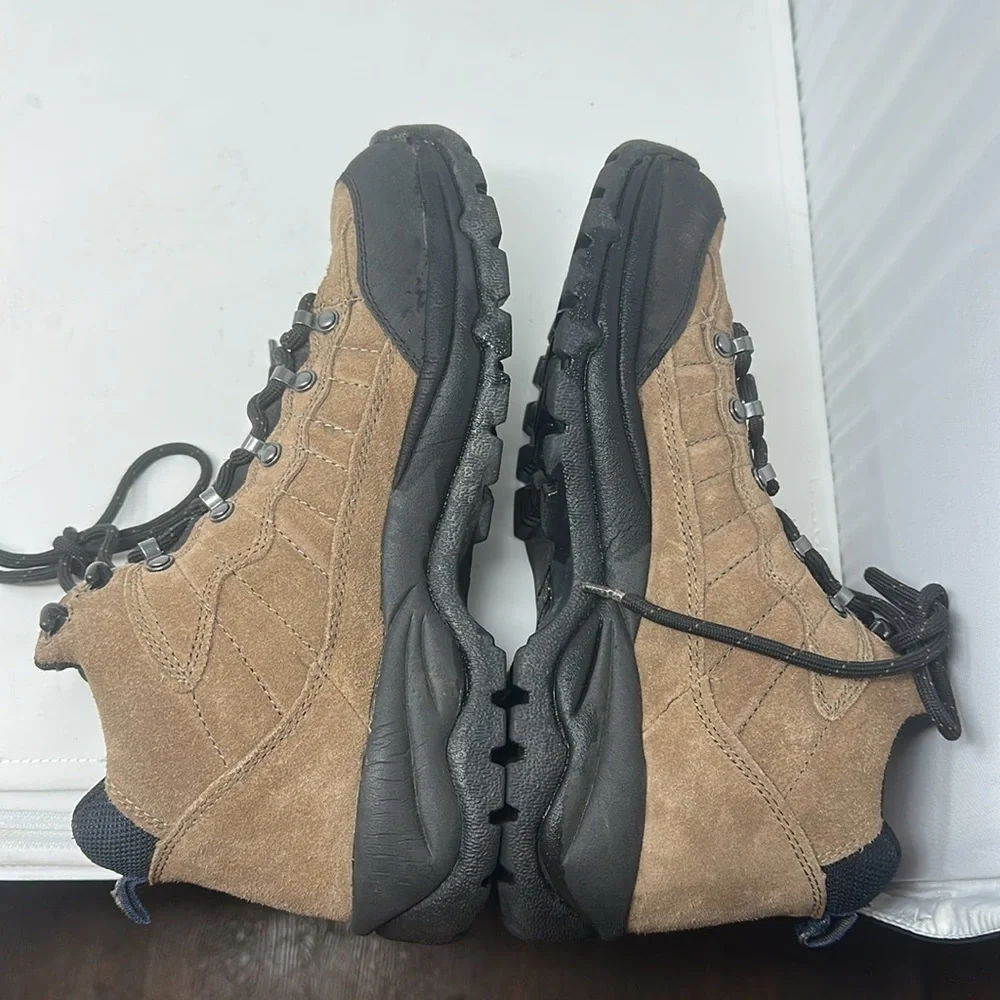 Redhead hikers size 9 1/2